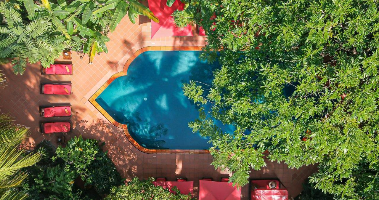 Angkor Village Hotel - Small Luxury Hotels Of The World Сіємреап Екстер'єр фото The pool at the Hotel de Ville